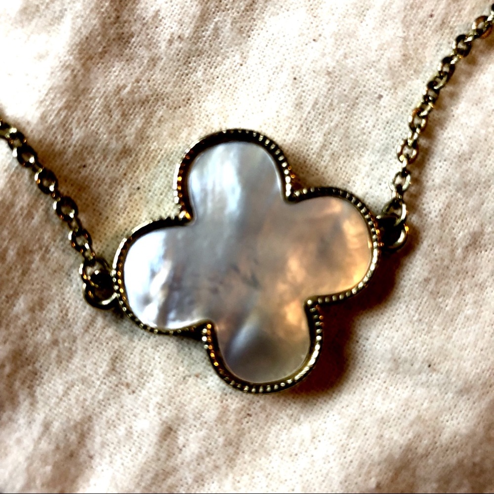 Clover Necklace Mother of Pearl/Goldtone